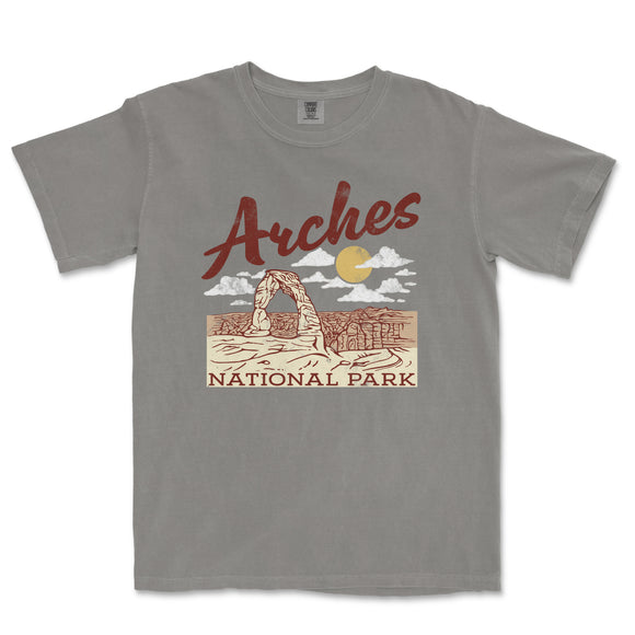 a gray t - shirt with arches national park on it
