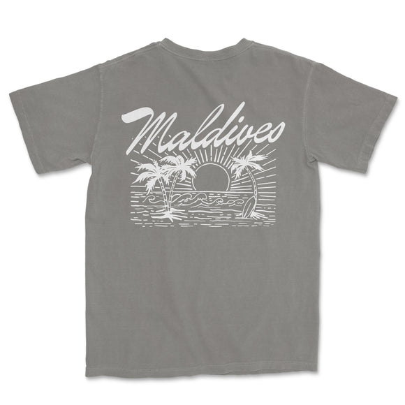 a gray t - shirt with a palm tree and the words maldive on