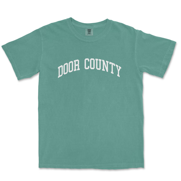 a green t - shirt with the word door county printed on it